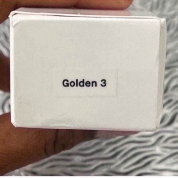 Bobbi Brown Vitamin Enriched Skin Tint SPF 15 Colour: Golden 3 - Picture 3 of 12